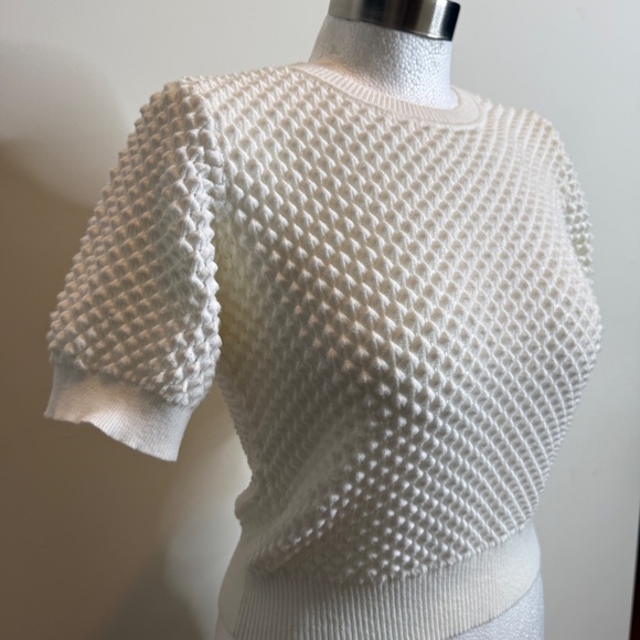 White top - Picture 2 of 5